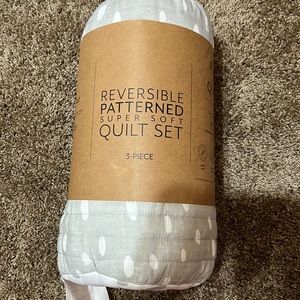 New Full/queen reversible patterned super soft quilt set